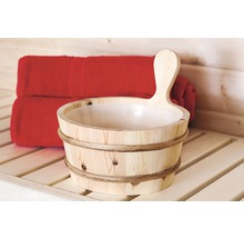 Houten emmer met handvat en handdoek op de achtergrond voor de sauna
