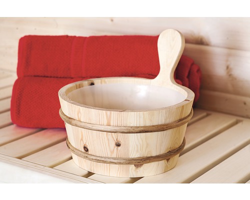 Houten emmer met handvat en handdoek op de achtergrond voor de sauna