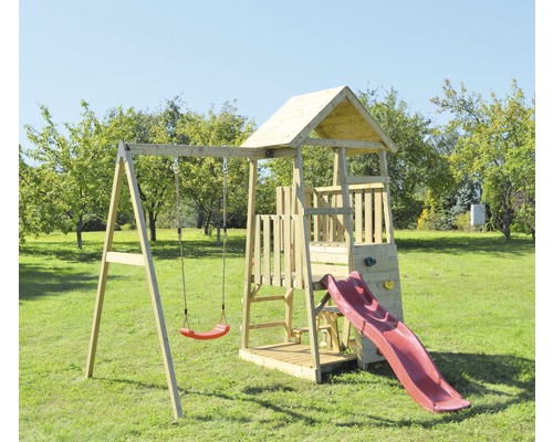 Houten speeltoren met schommel en glijbaan in de tuin