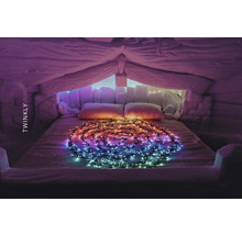 Slaapkamer in iglo-stijl met decoratieve lichtslinger op het bed