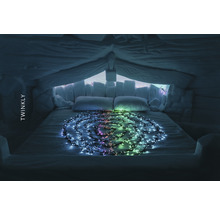 Bed met lichtslinger in iglo-achtige omgeving