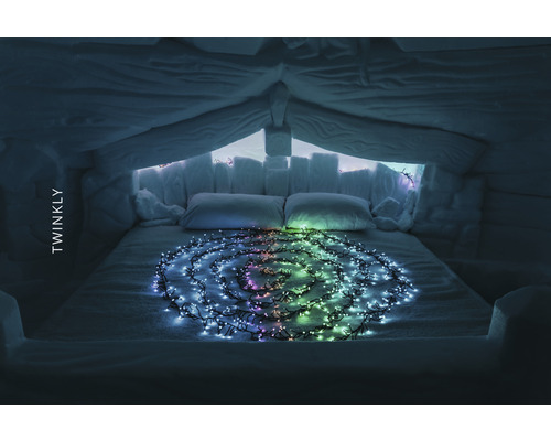 Bed met lichtslinger in iglo-achtige omgeving