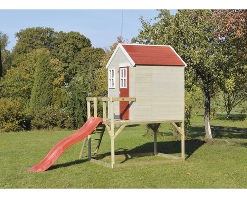 Houten speelhuis met glijbaan in de tuin