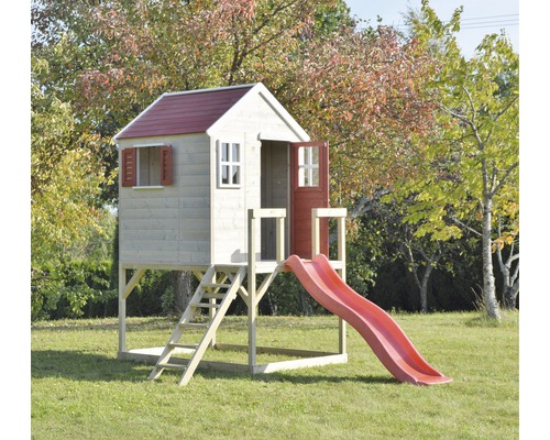 Houten speelhuis met glijbaan en ladder in de tuin