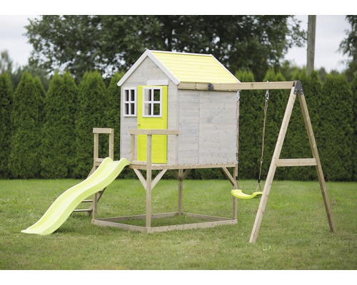 Houten speelhuis met glijbaan en schommel voor in de tuin