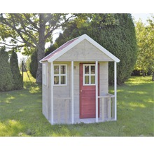 Houten speelhuis met deur en ramen in de tuin