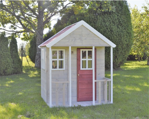 Houten speelhuis met deur en ramen in de tuin