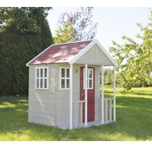 Houten speelhuis met ramen en deur in de tuin
