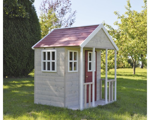 Houten speelhuis met veranda in de tuin