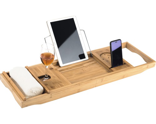 Badkamerplank van bamboe met tablet, smartphone, handdoek en wijnglas