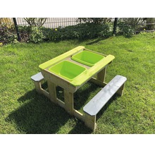 Kinderzitgroep met zand- en waterschelpen op een gazon