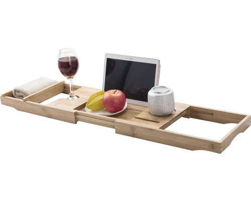 Houten badplank met wijnglas, tablet, fruit en handdoek