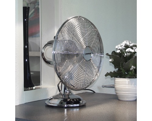 Metalen tafelventilator op een oppervlak