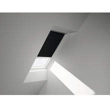 Dakvenster met verduisterend plisségordijn in gesloten toestand