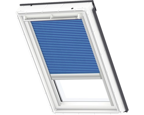 Dakvenster met blauw plisségordijn