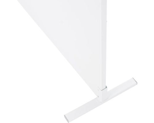 Detailopname van een witte scheidingswand met voet