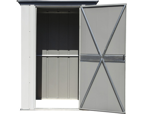 Geopende gereedschapsschuur met plank