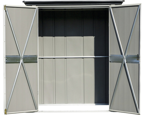 Open dubbele deur van een metalen tuinhuis