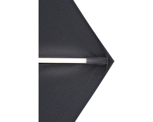 Detailopname van een zwarte parasol met stang