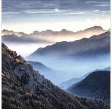 Landschapsfoto van bergen met wolken en bomen