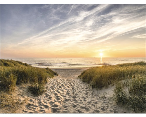 Zonsondergang op het strand met duinen en zandpad