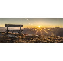 Houten bank op een berg met uitzicht op de zonsopgang