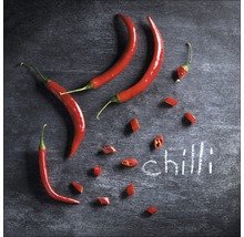 Rode chilipepers en gesneden stukjes chili op een donkere achtergrond