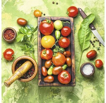 Arrangement van verschillende tomaten op houten dienblad met specerijen en kruiden