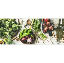 Arrangement met groenten, peulvruchten en granaatappel op een tafel