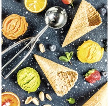 Bovenaanzicht van ijshoorntjes, ijslepel, ijs en fruit