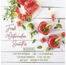 Verse watermeloensmoothie met ingrediënten op een houten tafel
