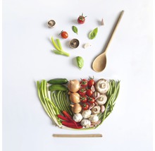 Groenteschaal met lepel, gevuld met uien, tomaten, knoflook en champignons