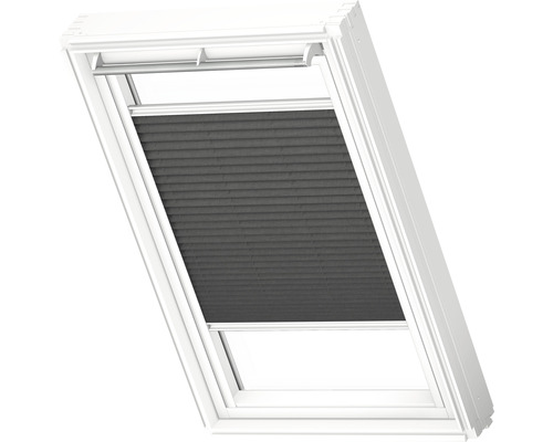 Dakvenster met een grijs plisségordijn als inkijkbescherming