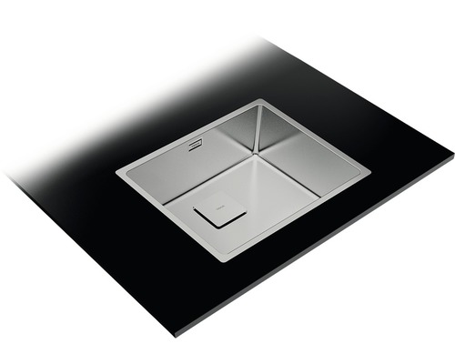 Roestvrijstalen spoelbak in een zwart aanrechtblad