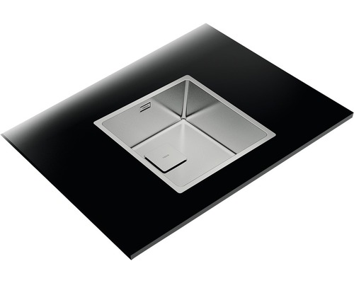 Roestvrijstalen spoelbak op donker oppervlak