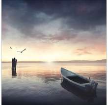 Een boot op een rustig meer bij zonsopgang