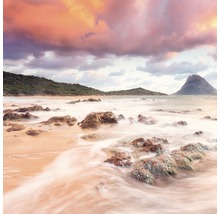Strandlandschap met rotsen en zee