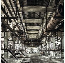 Interieur van een oude industriële hal met buizen en trappen