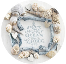 Decoratie met schelpen, drijfhout en harten met spreuk