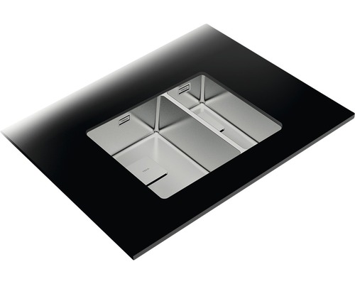 Roestvrijstalen spoelbak met twee bakken in een zwart aanrechtblad