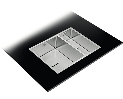 Roestvrijstalen spoelbak met twee bakken op een werkblad