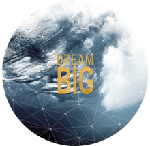 Afbeelding met de tekst Dream Big op een wolkenpatroon