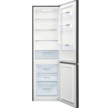 Geopende koelkast met planken en laden