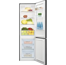 Geopende koelkast met verschillende levensmiddelen