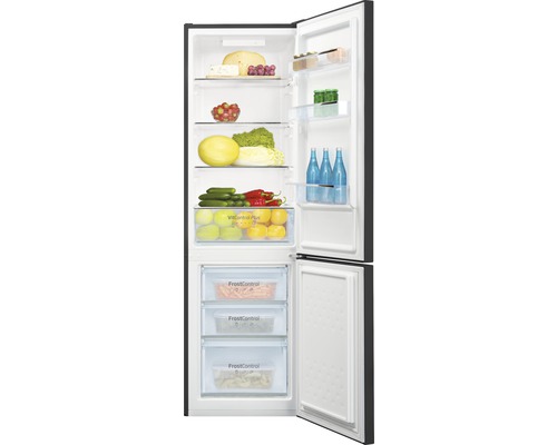 Geopende koelkast met verschillende levensmiddelen