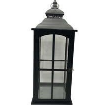 Decoratieve zwarte lantaarn met glazen ramen voor binnen- en buitendecoratie.