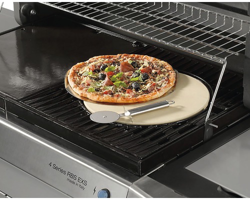 Pizza op pizzasteen met pizzasnijder op een barbecue