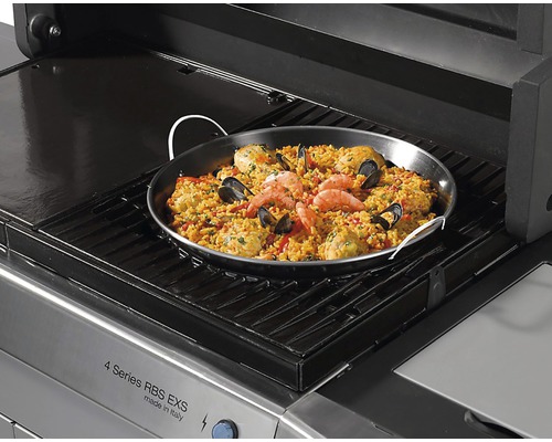 Paella in een paellapan op een gasbarbecue