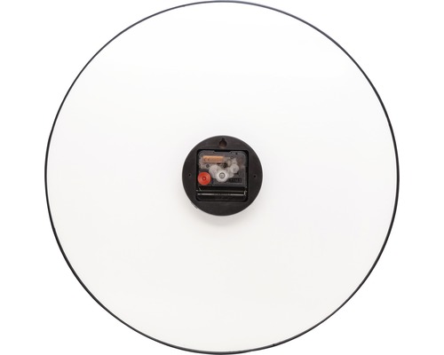 Achterkant van een ronde wandklok met uurwerk