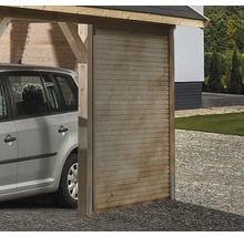 Carport met houten schuifwand en geparkeerde auto